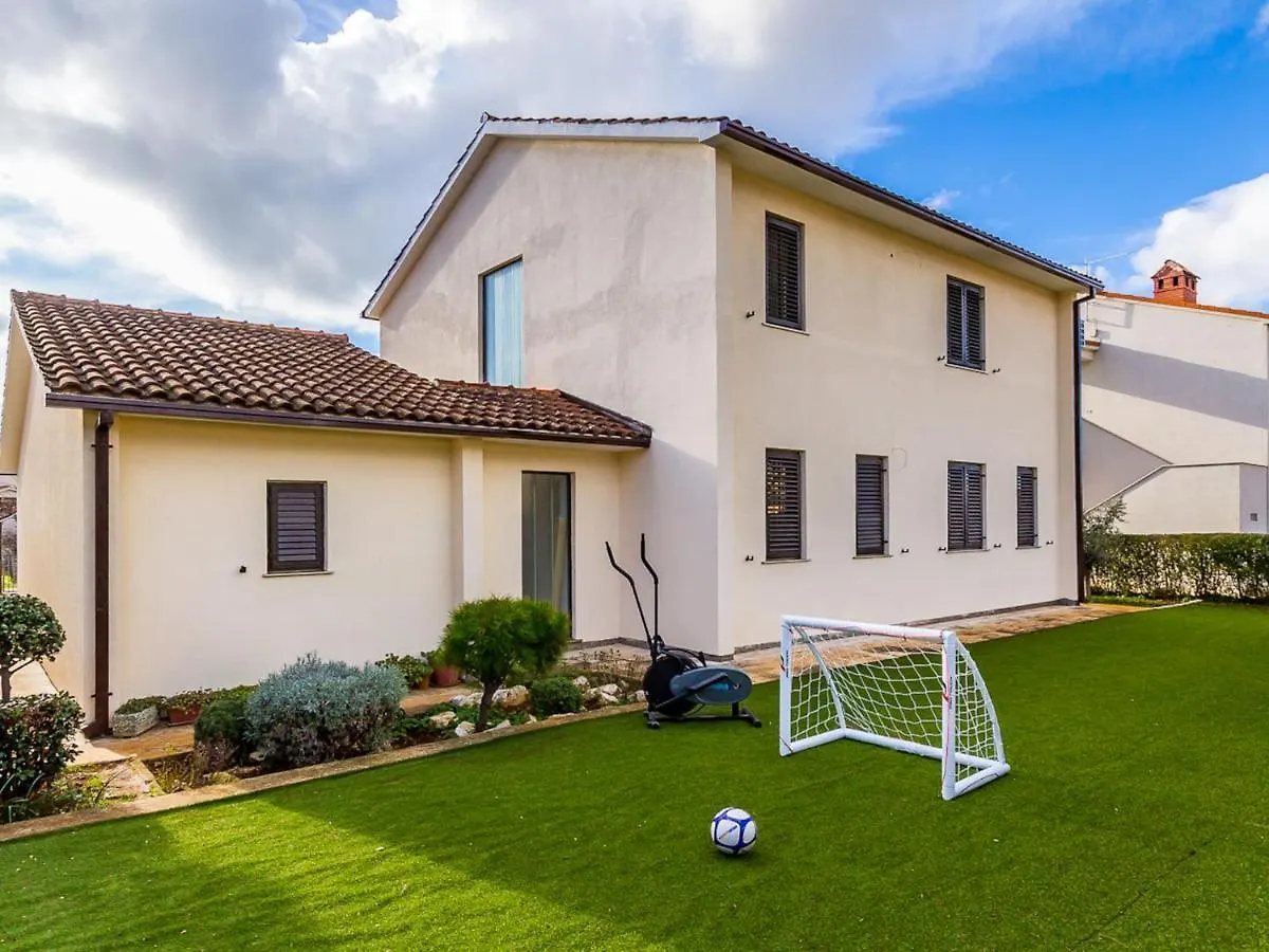 Spacious Holiday Home In Pula With Pool