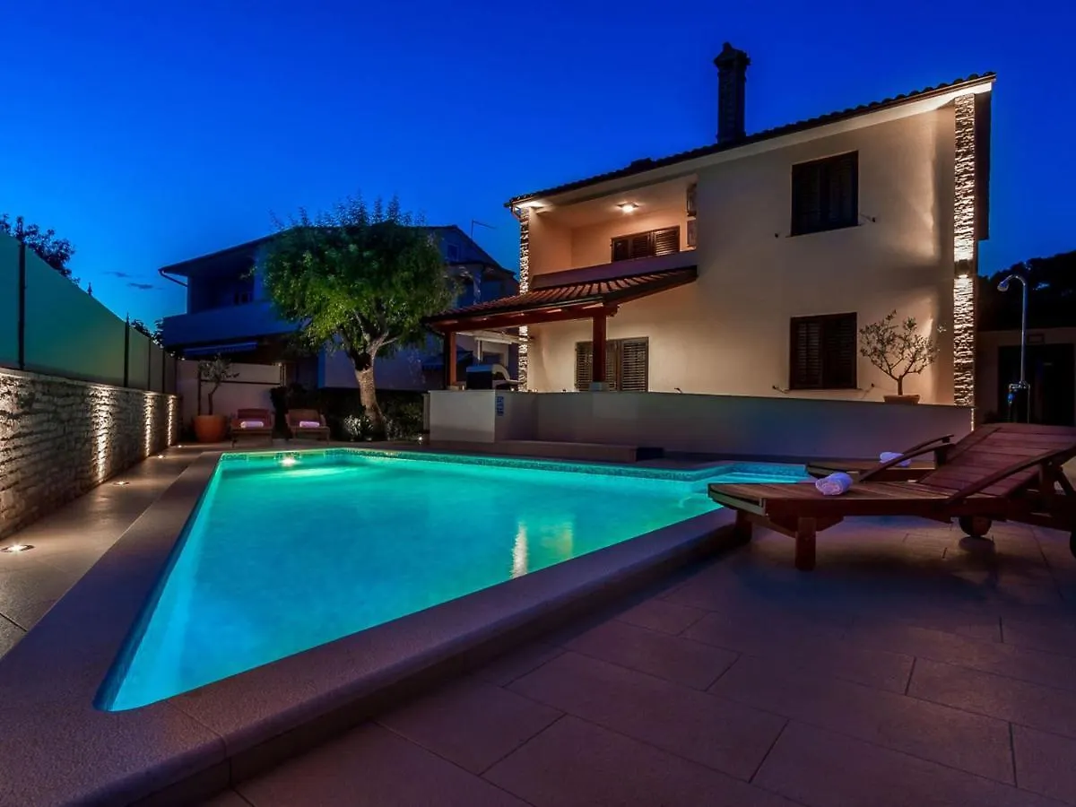 Spacious Holiday Home In Pula With Pool 0*,